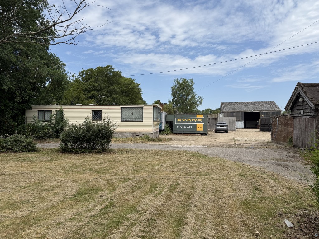 Lot: 68 - MIXED USE SITE WITH PLANNING COMPRISING TEN ACRES ADJACENT GATWICK AIRPORT - Front garden looking towards outbuildings